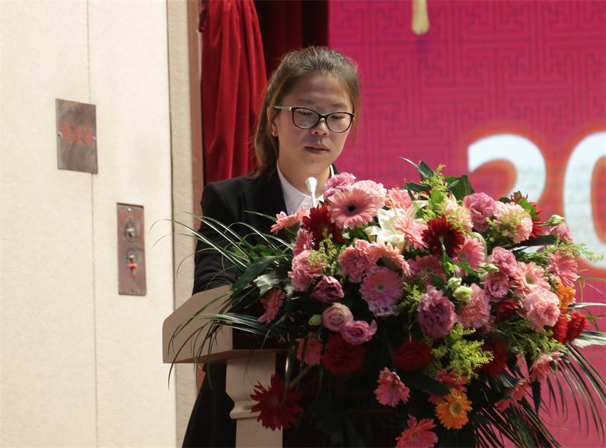 集團執(zhí)行總裁、江蘇南佛園林公司總經理石偉偉同志宣讀人事任免決定