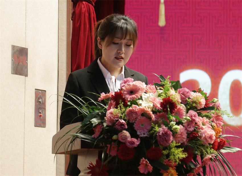 集團(tuán)副總、江蘇樹恩教育科技有限公司總經(jīng)理郭晏彤同志宣讀《關(guān)于2019年寶潤集團(tuán)下達(dá)各校區(qū)招生計(jì)劃的意見》